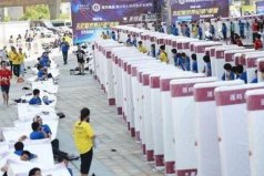 世界上最長的人體多米諾骨牌，用時14分47秒