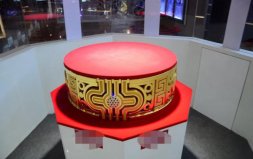 世界最大足金戒指：重達(dá)82千克，鑲嵌76顆藍(lán)寶石！