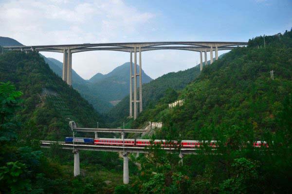 世界上最牛鐵路：每千米造價高達(dá)七千多萬