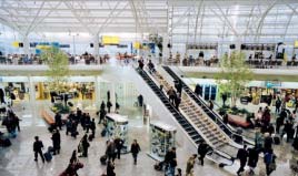 世界上最寂寞的旅客：護照遺失，18年把機場當成家！