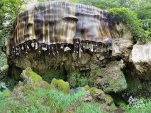 世界上最“怪異”的泉水，東西放進(jìn)去會(huì)被石化